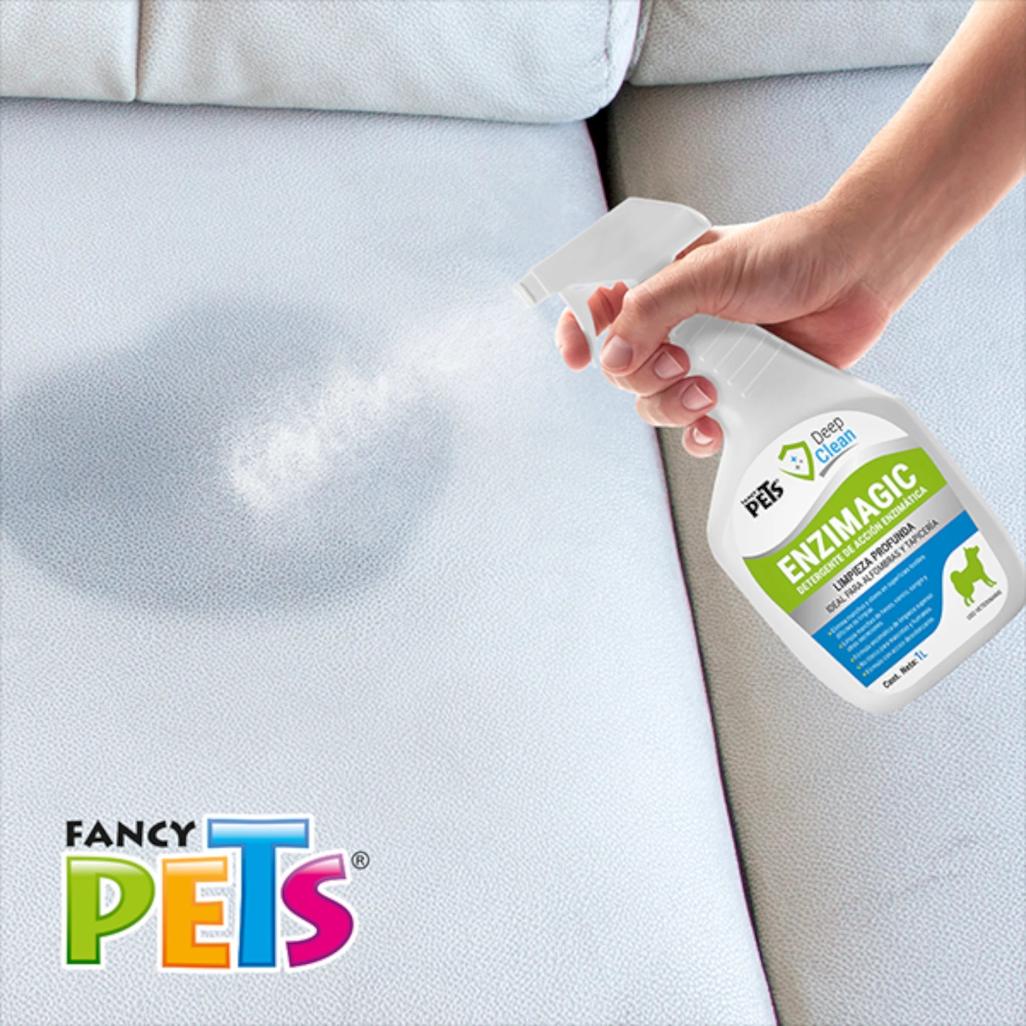 Enzimagic para alfombras y tapiceria Uso de Enzimagic en sofá  con mancha de orina de perro, demostrando su acción limpiadora profunda.