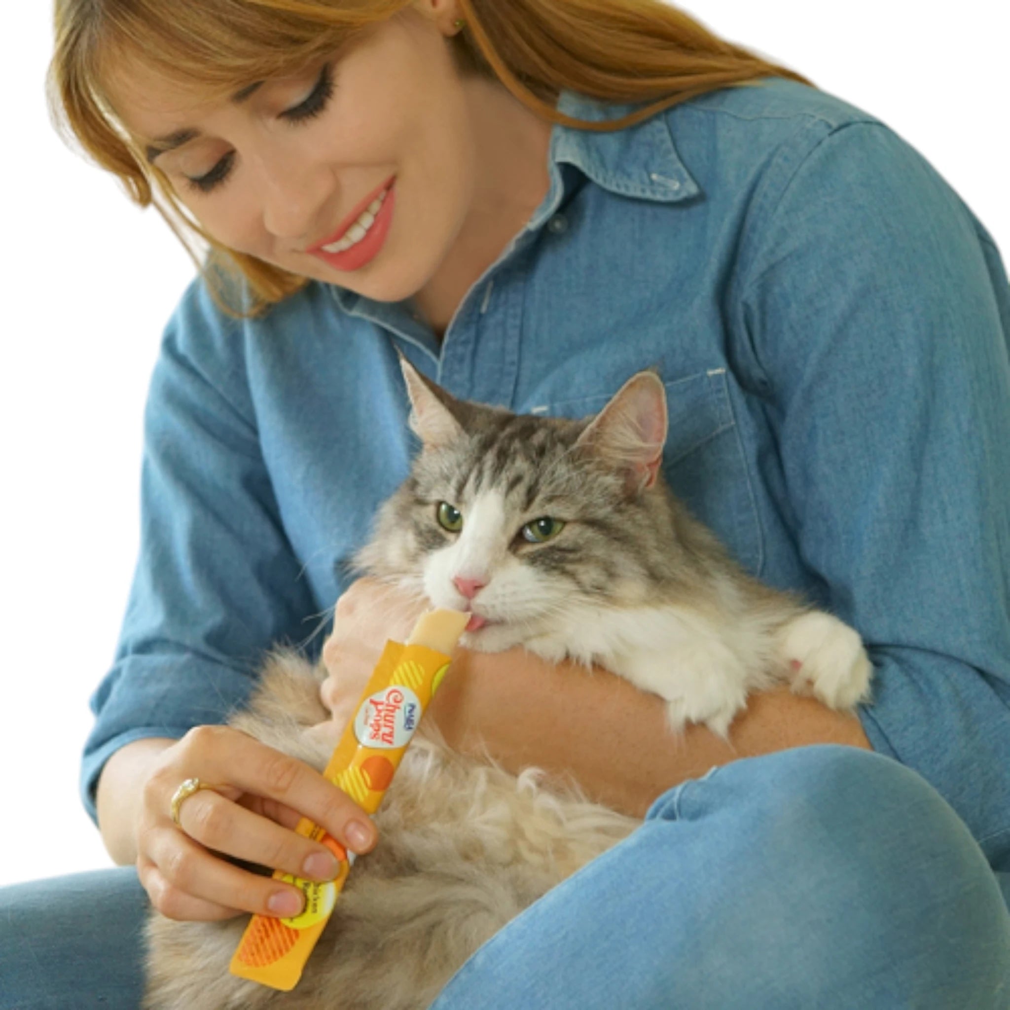 Churu pops de atún Mujer alimentando a su gato con un Churu Pops sabor atún, mostrando cómo se disfruta directo del sobre