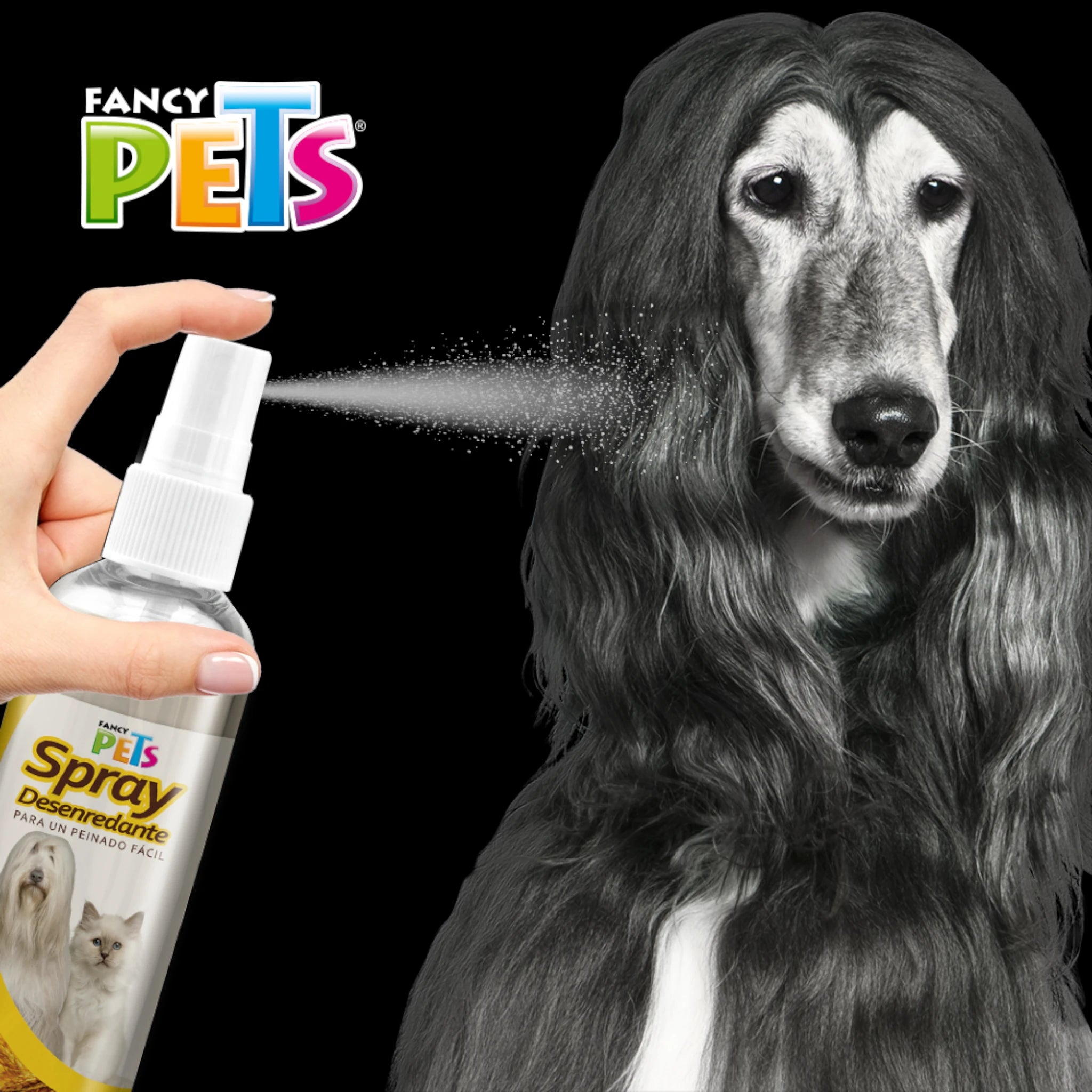Spray deseredante para un peinado fácil Persona aplicando spray desenredante Fancy Pets en el pelaje largo de un perro para facilitar el peinado
