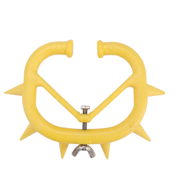 Vista frontal de arete destetador de plástico amarillo con picos y ajuste metálico