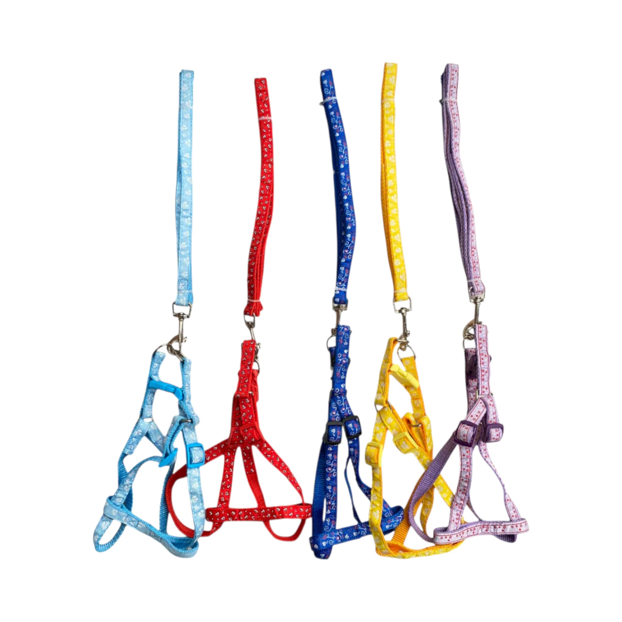 Arneses completos con sus correas a juego, en colores variados, sobre fondo neutro.