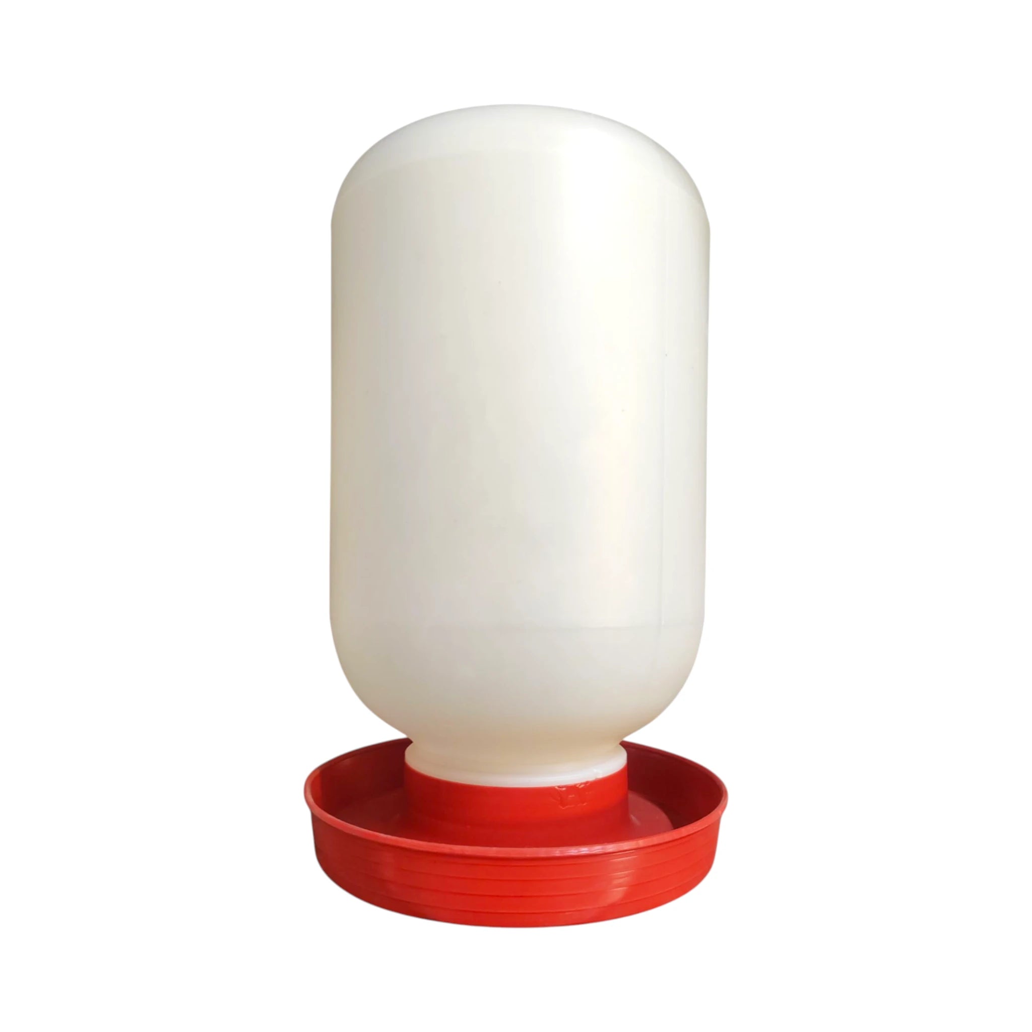 Bebedero de piso de 4 litros para pollos y aves de corral, recipiente blanco con base roja.