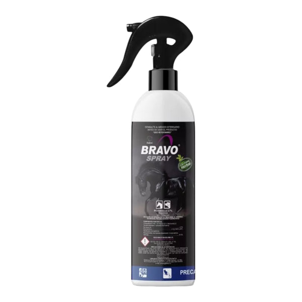 Envase de Bravo Spray 250 mL con aroma herbal, insecticida con permetrina al 2.7% para control de pulgas, piojos y ácaros en perros, caballos y aves de corral.