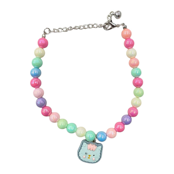 Collar de perlas de colores con dijes