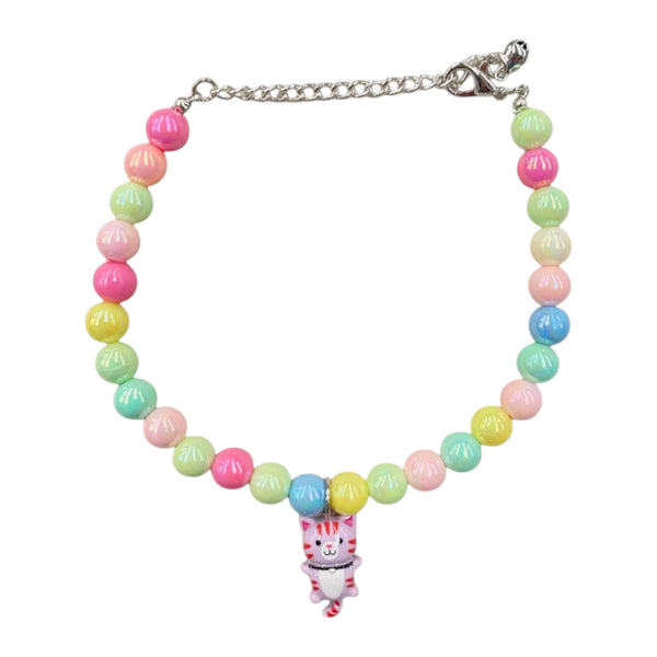 Collar de perlas de colores con dijes