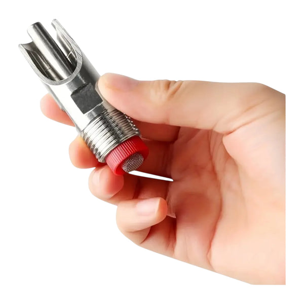 Persona sosteniendo un chupón automático de acero inoxidable para cerdos