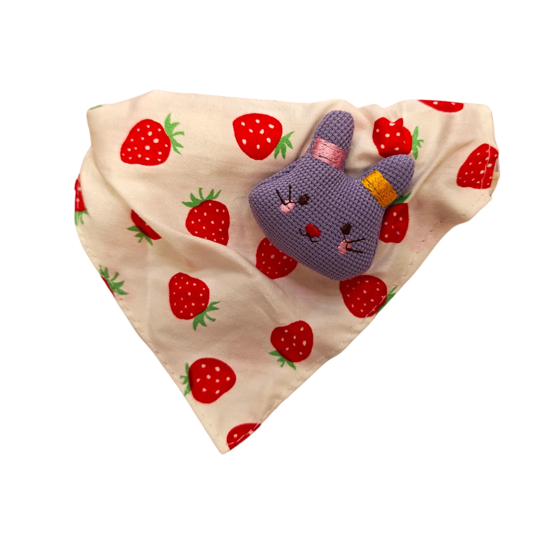 Collar ajustable con pañuelo estampado de fresas y detalle de conejo bordado, ideal para gatos y perros pequeños.