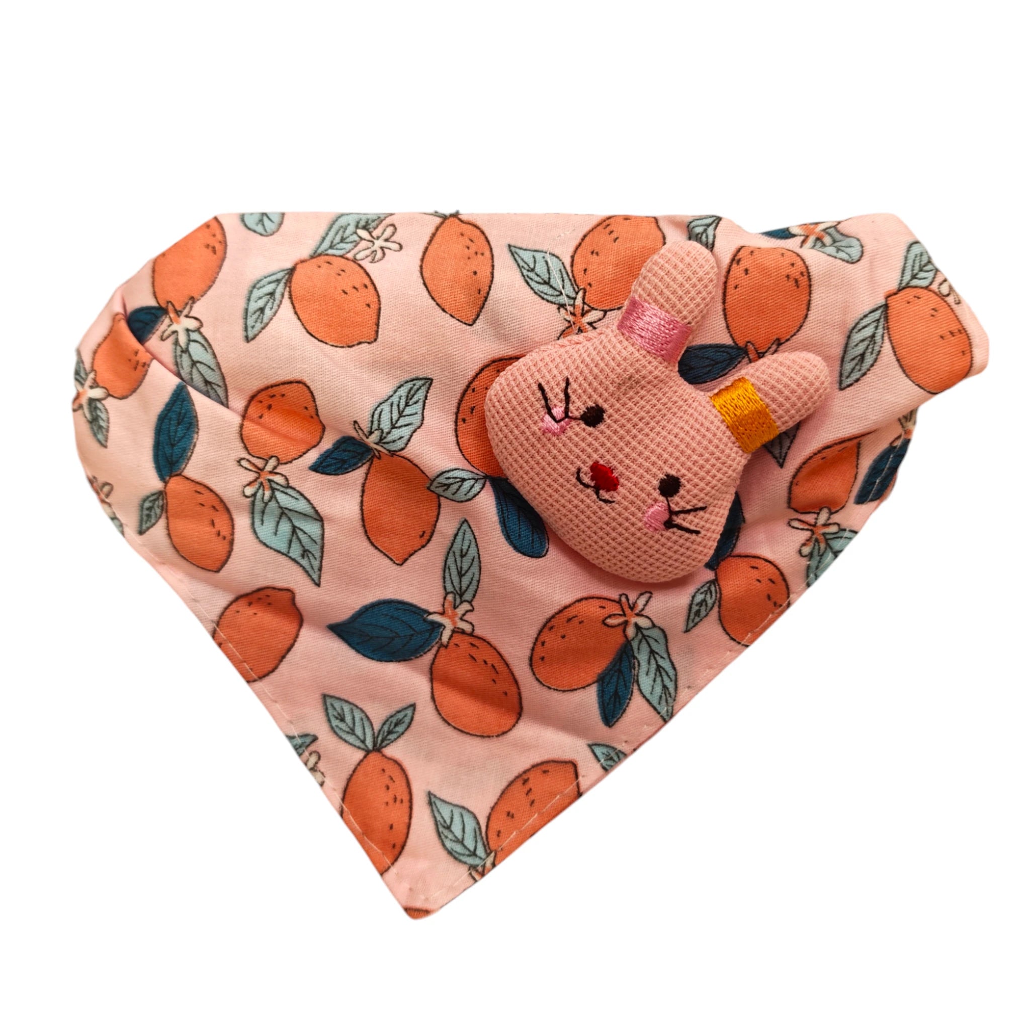 Collar ajustable con pañuelo estampado de naranjas y detalle de conejo bordado, perfecto para perros pequeños y gatos.
