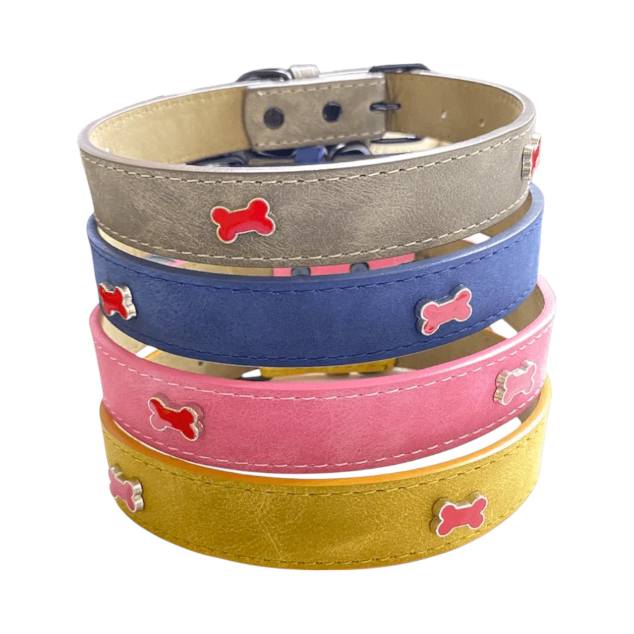 Vista apilada de collares de imitación piel para perro con decoración de huesitos rojos