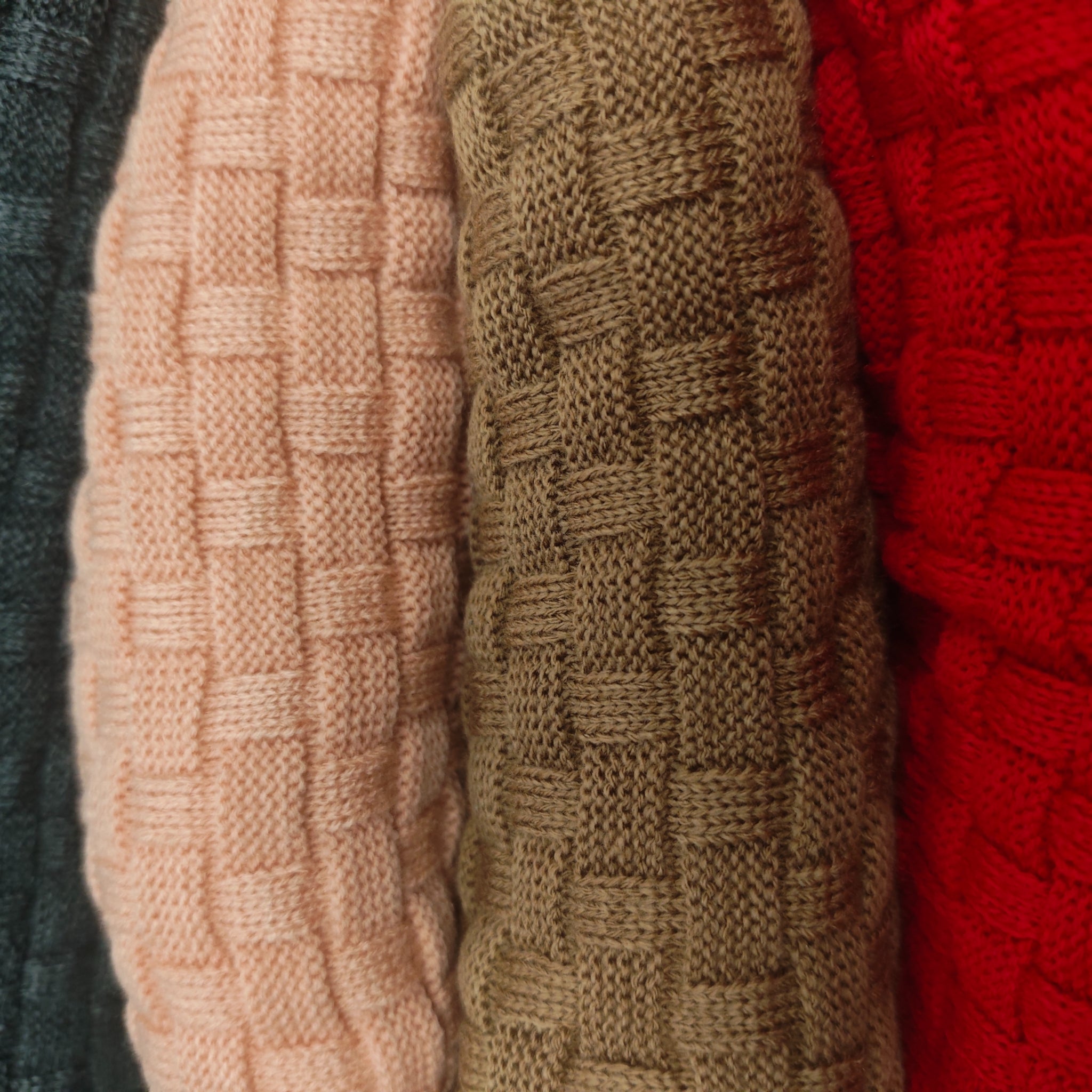 Suéter tejido para mascotas en colores rojo, melón, gris y café