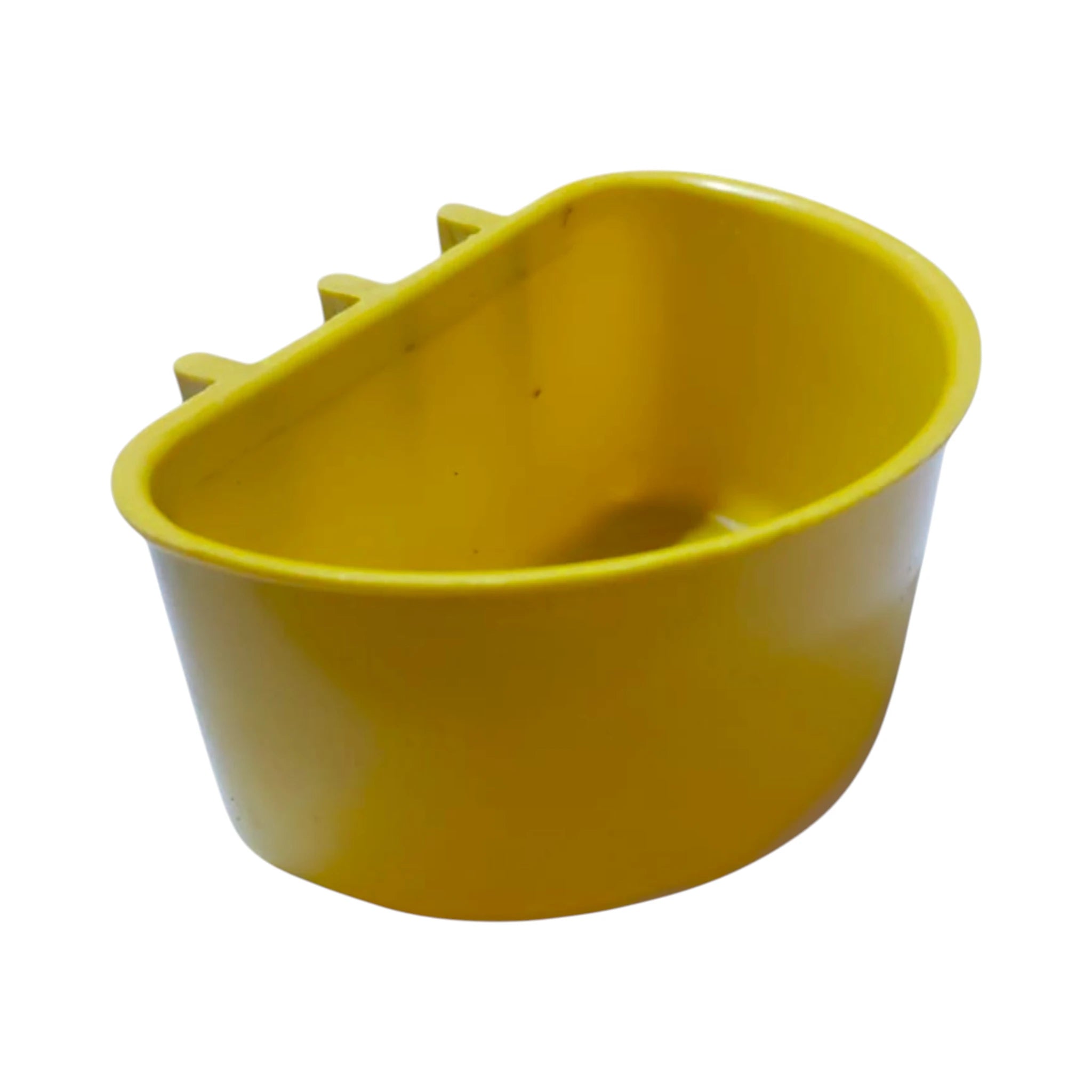 Comedero plástico amarillo de media luna visto en ángulo, ideal para gallos y aves de corral.