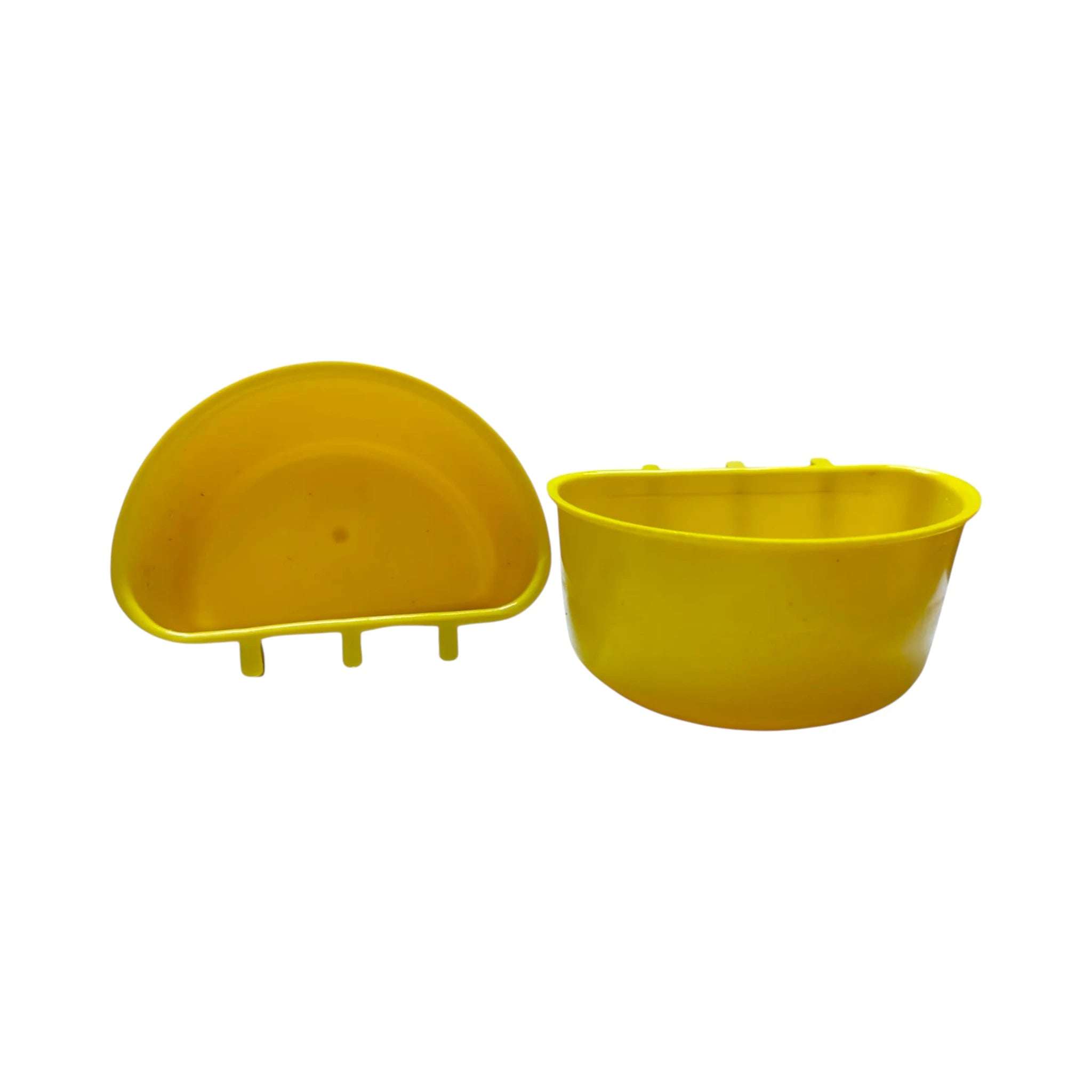 Vista frontal del comedero plástico amarillo en forma de media luna para gallos y aves de corral.