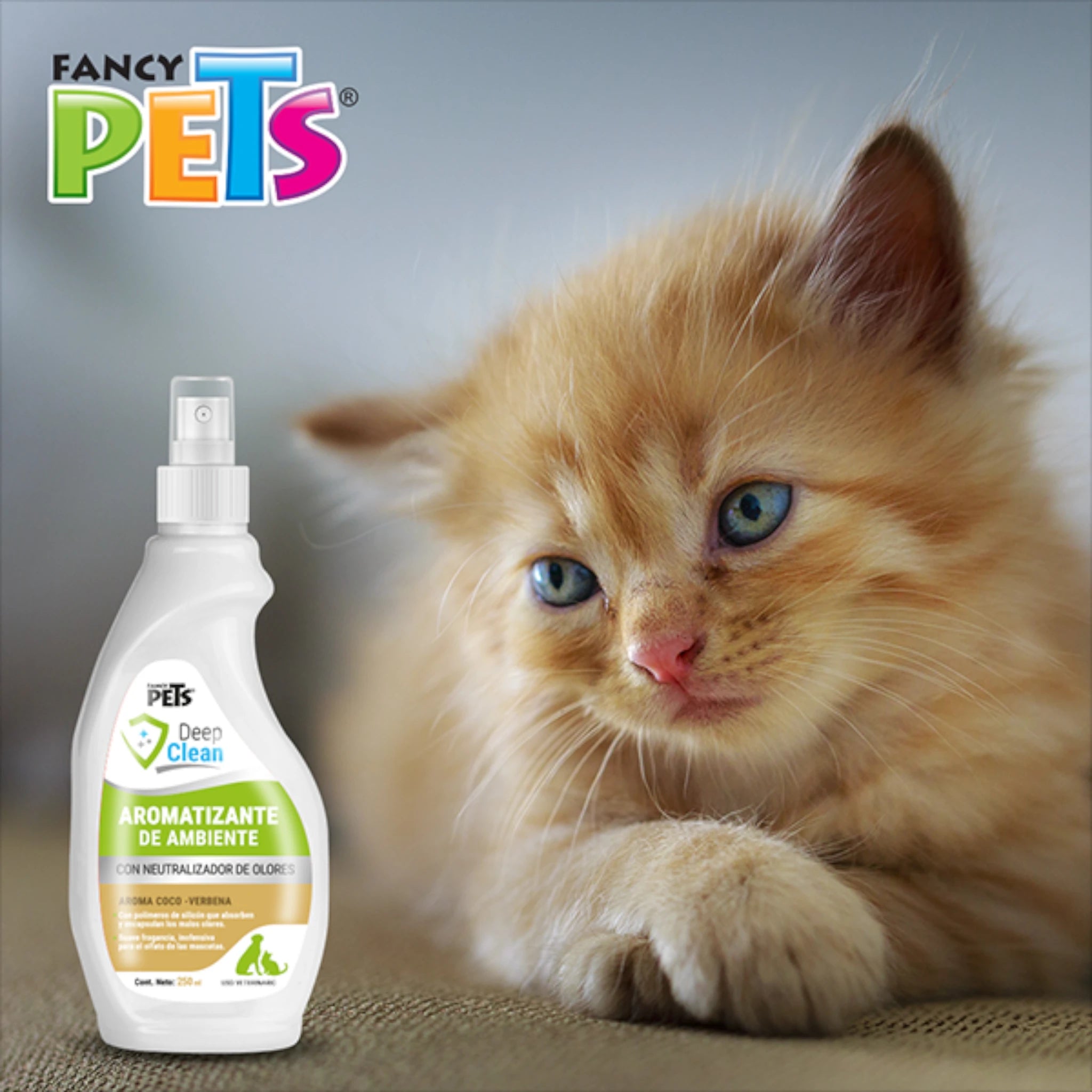 Envase de Deep Clean neutralizador de olores para mascotas en primer plano, con un gato amarillo al fondo observando el producto, ideal para hogares con perros y gatos