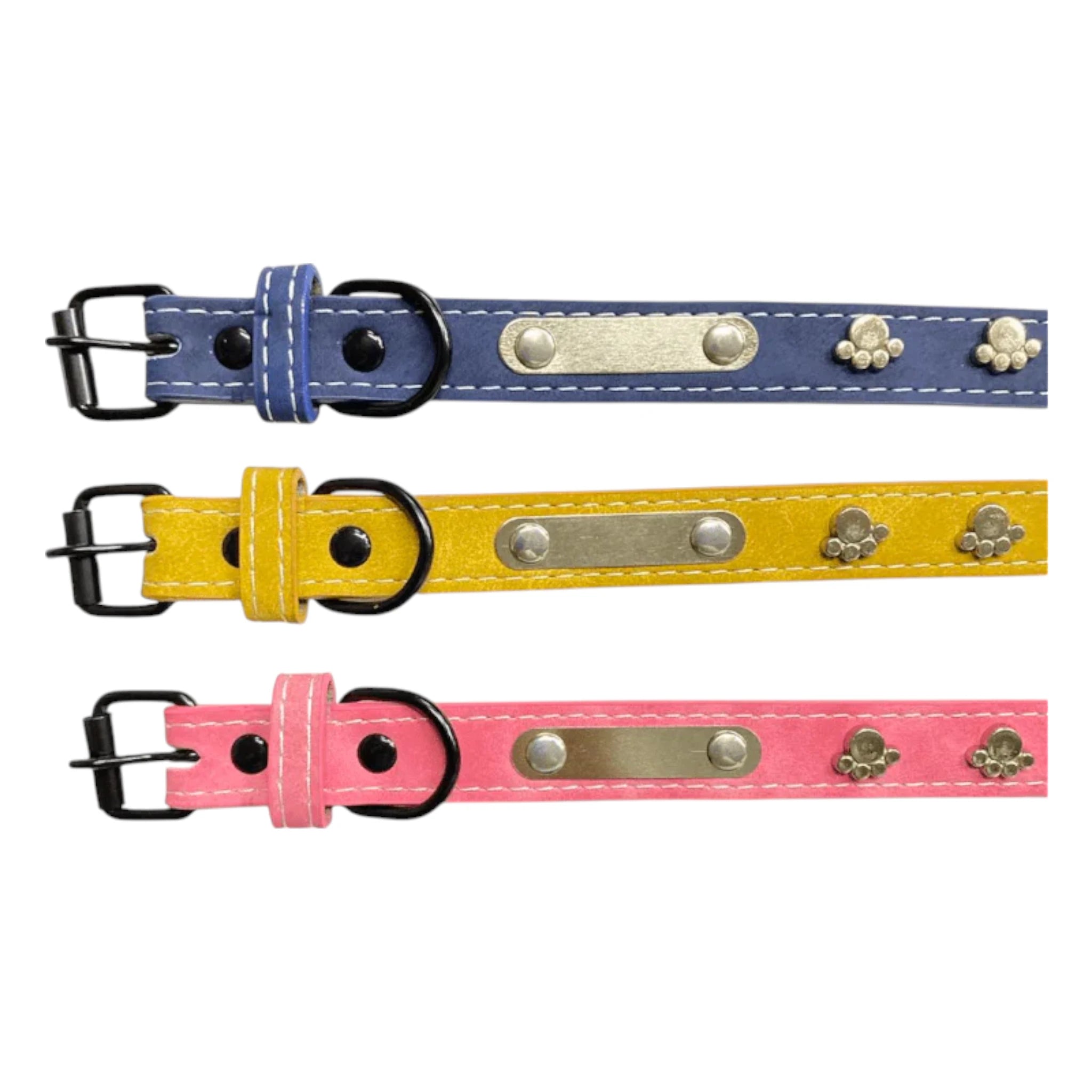 Primer plano del collar para perros en colores azul, mostaza y rosa con broche tipo hebilla y huellitas metálicas decorativas