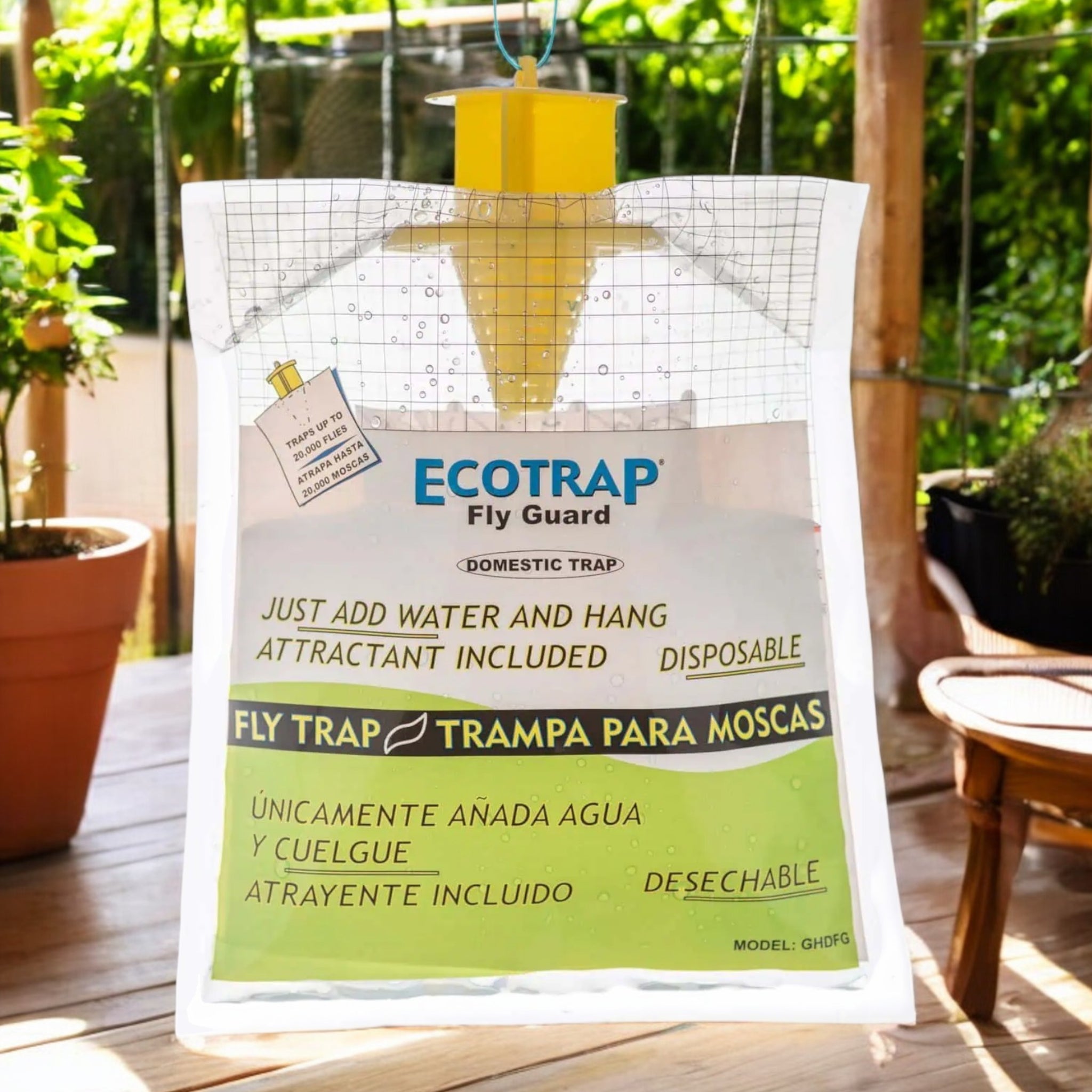 Trampa Ecotrap Domestic colgada en un jardín, activada con agua y lista para atraer y capturar moscas en espacios domésticos.