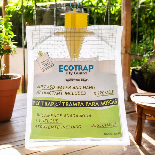 Trampa Ecotrap Domestic colgada en un jardín, activada con agua y lista para atraer y capturar moscas en espacios domésticos.