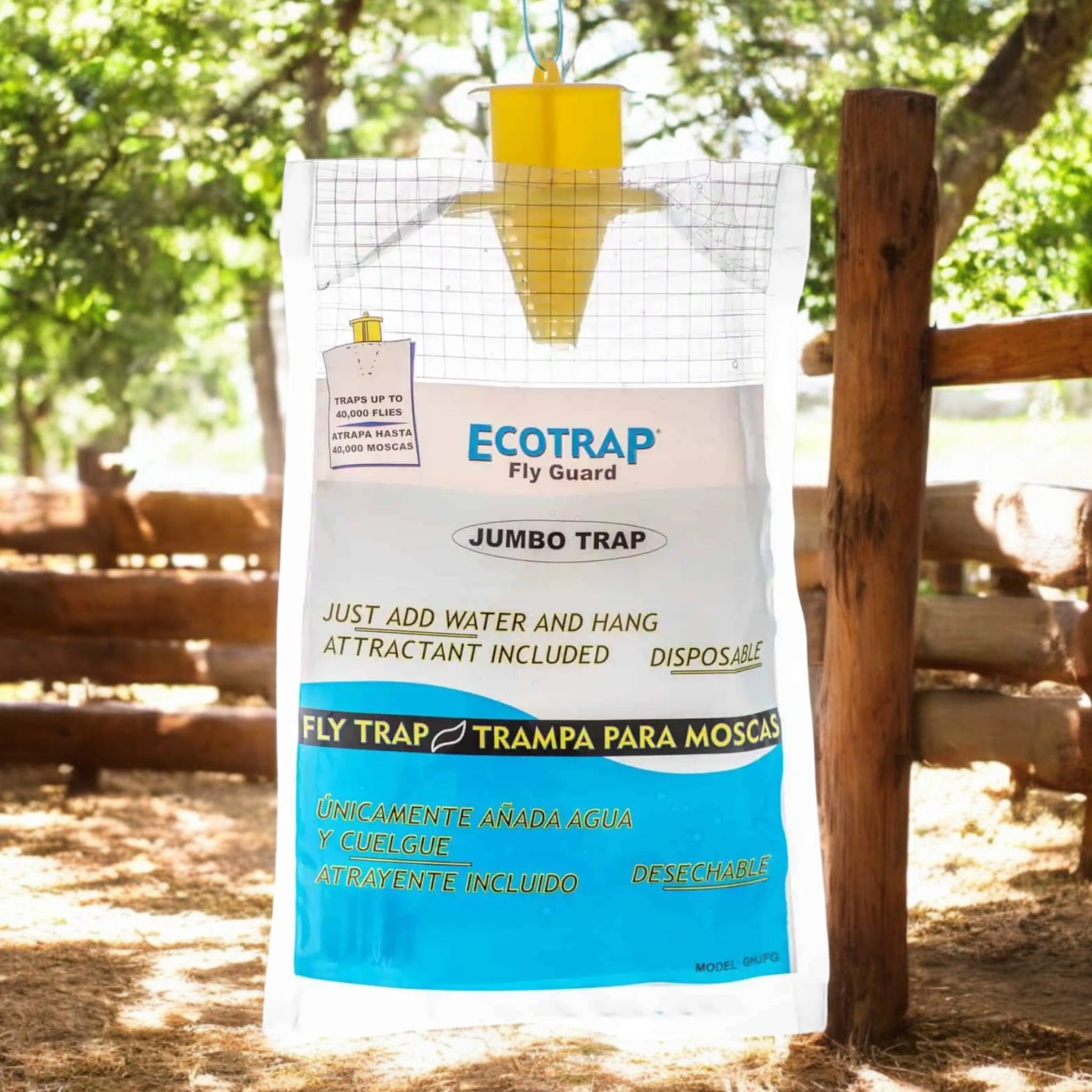Trampa Ecotrap Jumbo colgada en un corral, diseñada para atrapar grandes cantidades de moscas mediante cebo activado con agua.