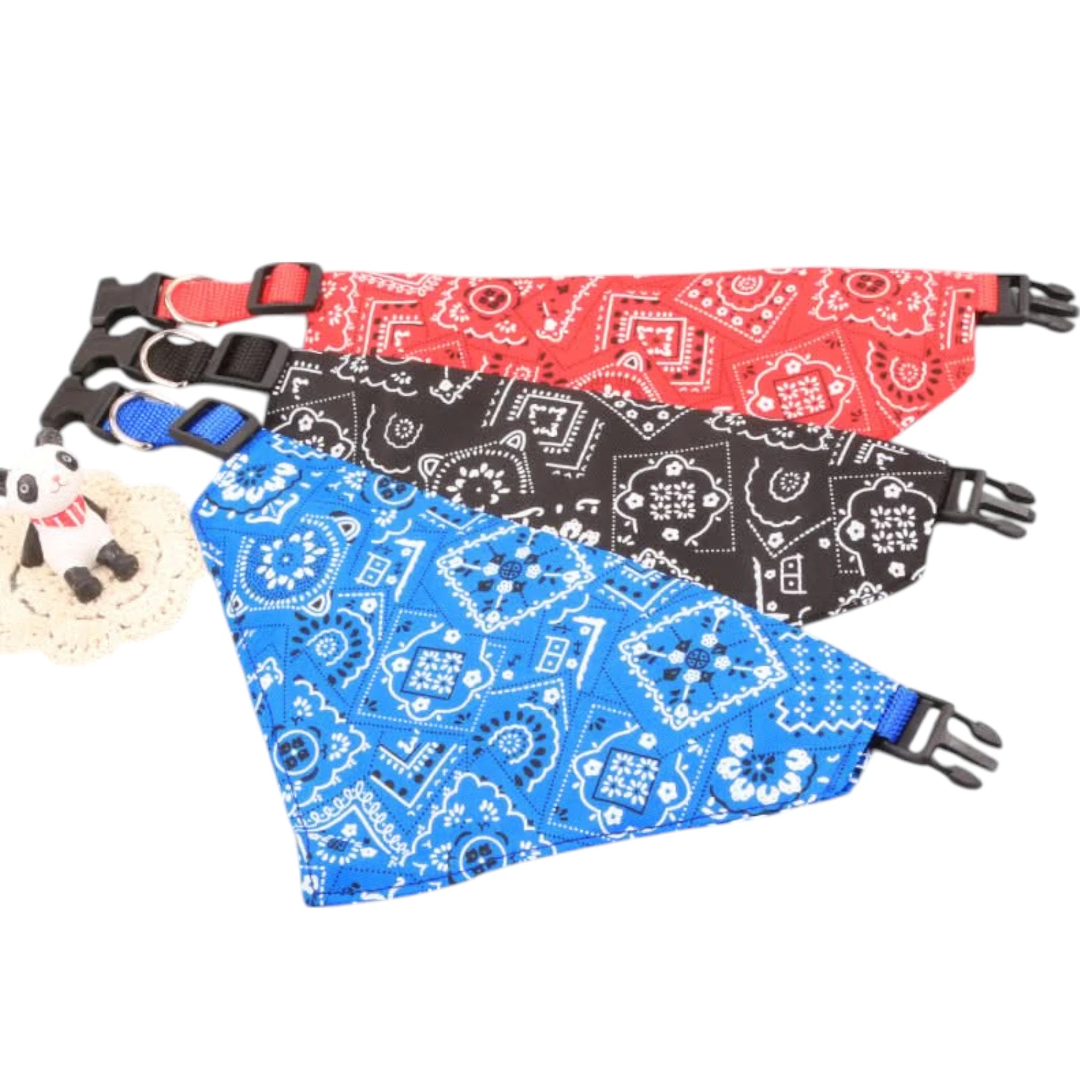 Collares con bandana en colores rojo, negro y azul sobre superficie gris.