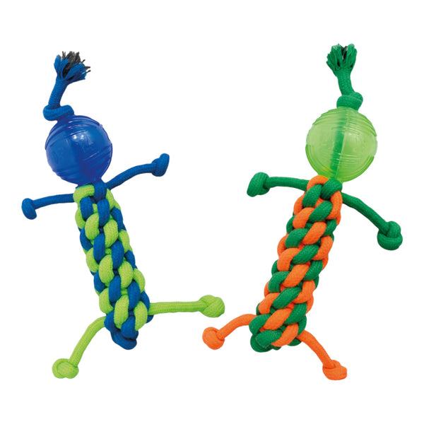 Juguete trenzado en forma de muñeco para perros, con cuerpo de cuerda cilíndrica, cabeza de pelota e hilos como brazos y piernas. Colores azul con verde o naranja con verde