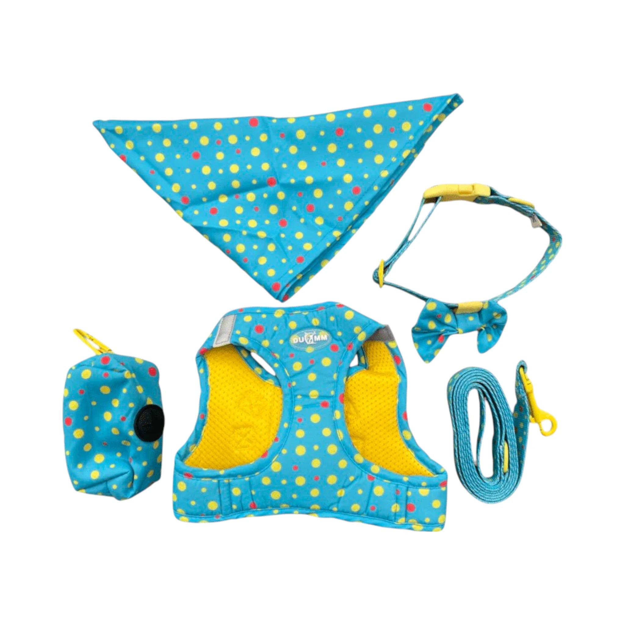 Vista del kit completo de paseo para perro: pechera, collar, correa, pañuelo y bolsita porta bolsas en estampado verde agua, con puntos rojos y amarillos.