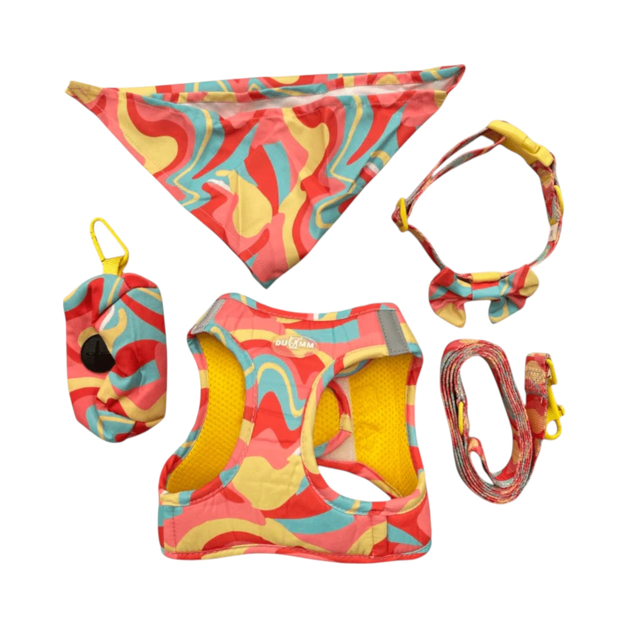 Accesorios para paseo de perro: pechera, collar con moñito, correa, pañuelo y bolsita para bolsas, en estampado amarillo con rojo.