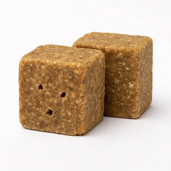 Close up de dos bloques raticidas tipo Lanirat, cebo anticoagulante listo para usar para control de ratas y ratones.