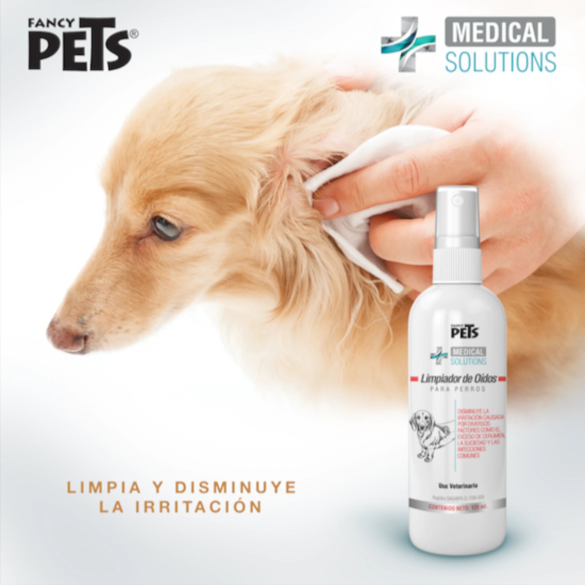 Perrito recibiendo limpieza de oídos mientras se muestra el spray Limpiador de Oídos al frente con la frase "limpia y disminuye la irritación"