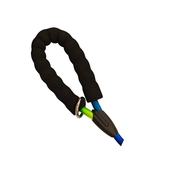 Detalle del mango negro con espuma acolchada de la correa doble arcoíris para perros