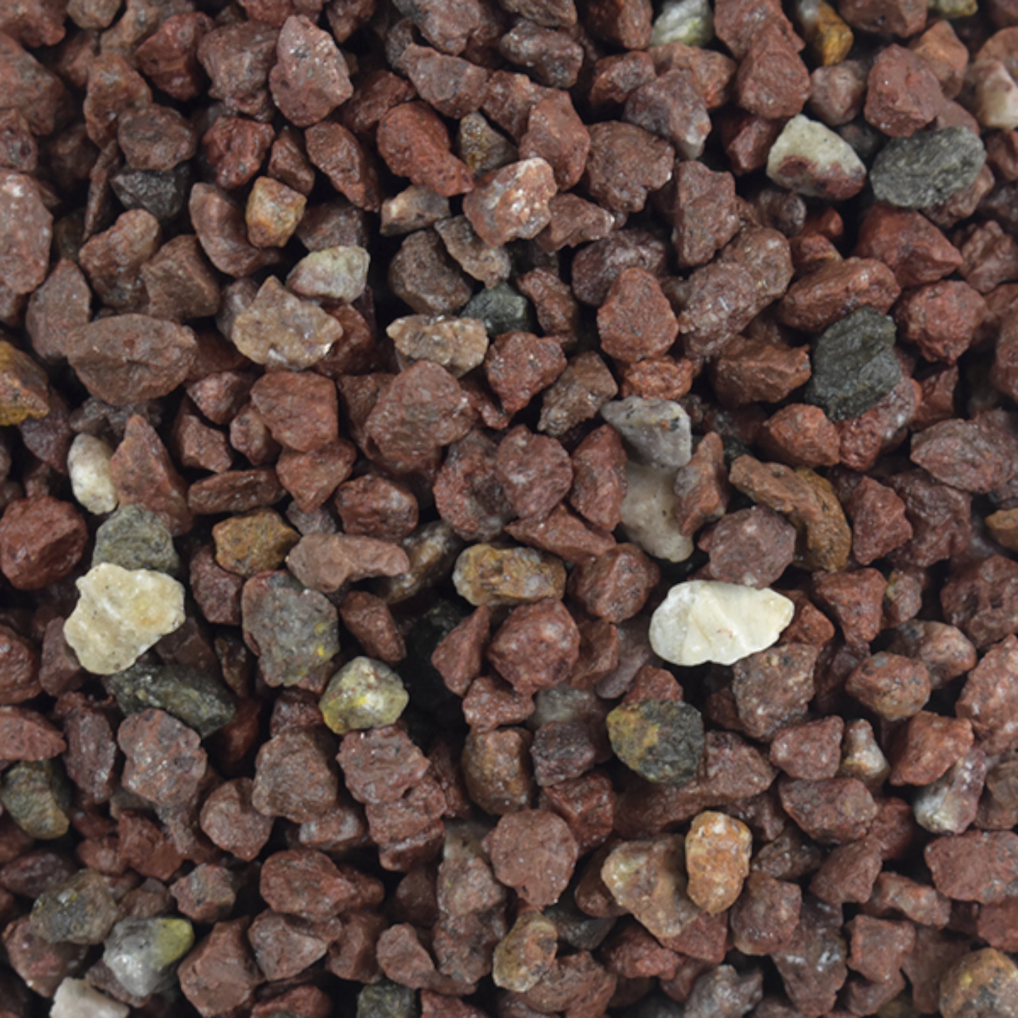 Grava natural de marmól  color rojo vino para acuario vista en detalle, sustrato decorativo que favorece la filtración del agua