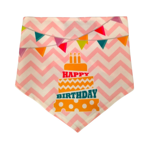 Pañuelo de cumpleaños a rayas en tono rosa, con dibujo de pastel y la frase “feliz cumpleaños”, para perros y gatos que celebran en grande.