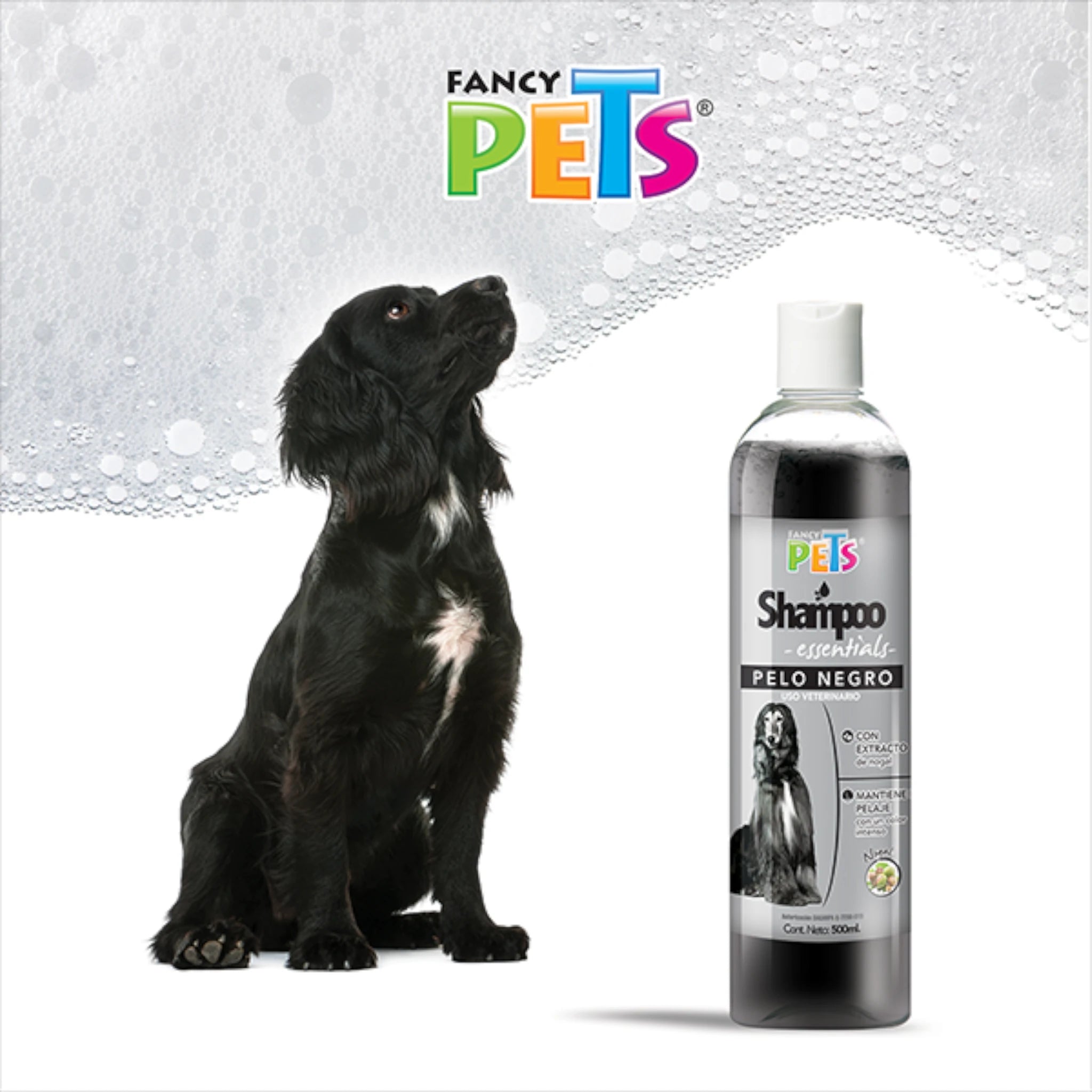 Perro con pelaje negro junto al shampoo Fancy Pets para realzar el color oscuro del pelaje