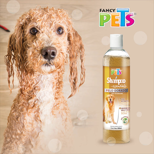 Perro de pelaje claro durante el baño con shampoo Fancy Pets Pelo Dorado al fondo