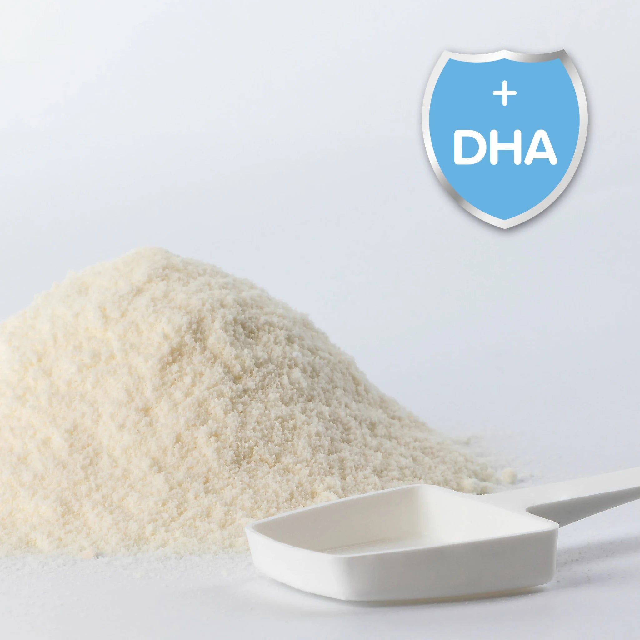 Porción de leche en polvo Beaphar Lactol con cuchara dosificadora blanca, destacando su contenido enriquecido con DHA para el desarrollo cognitivo y visual del cachorro.