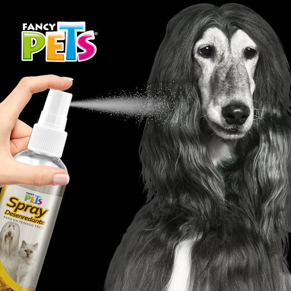 Persona aplicando spray desenredante Fancy Pets en el pelaje largo de un perro para facilitar el peinado