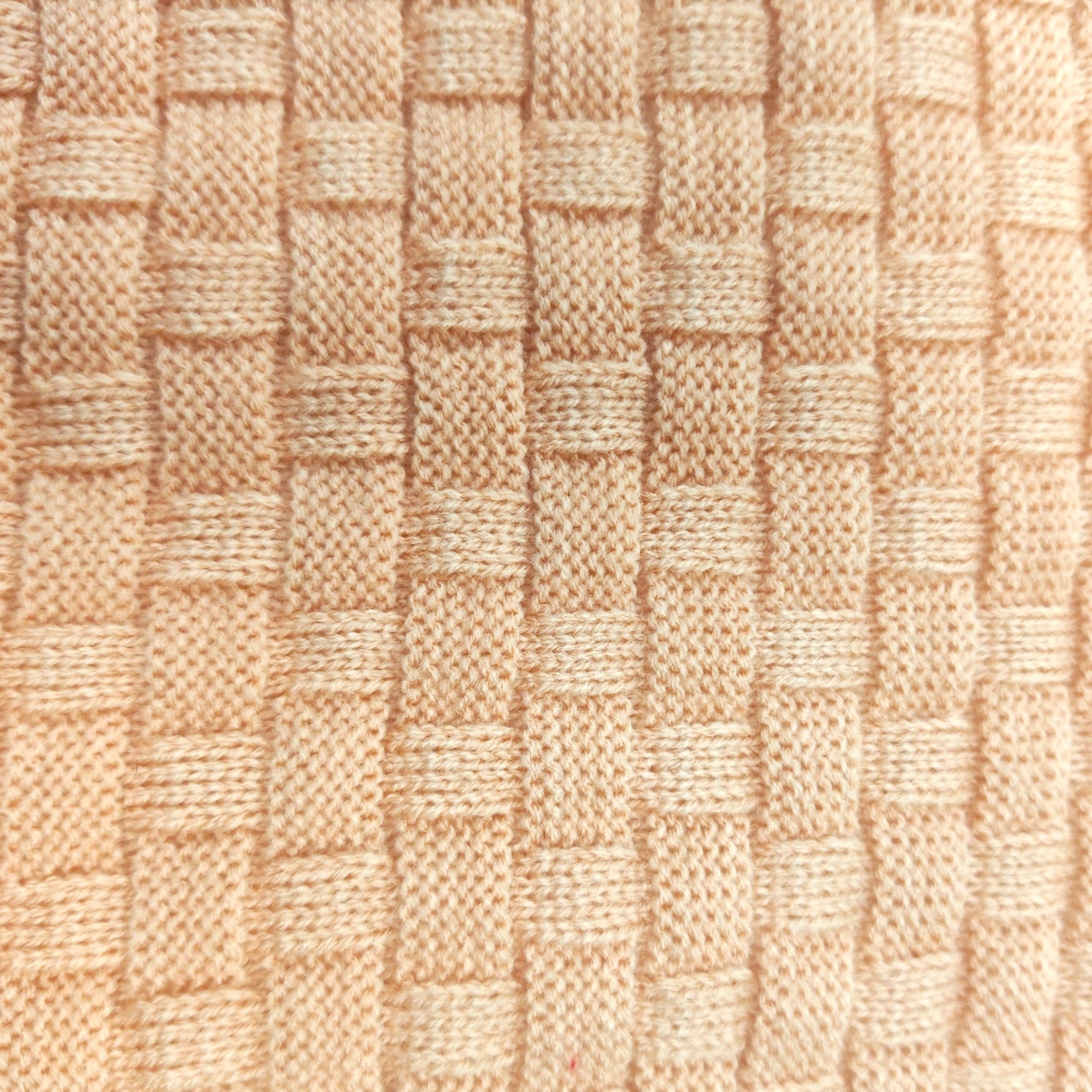 Detalle del tejido entrelazado exterior del suéter para perros y gatos