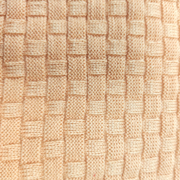 Detalle del tejido entrelazado exterior del suéter para perros y gatos