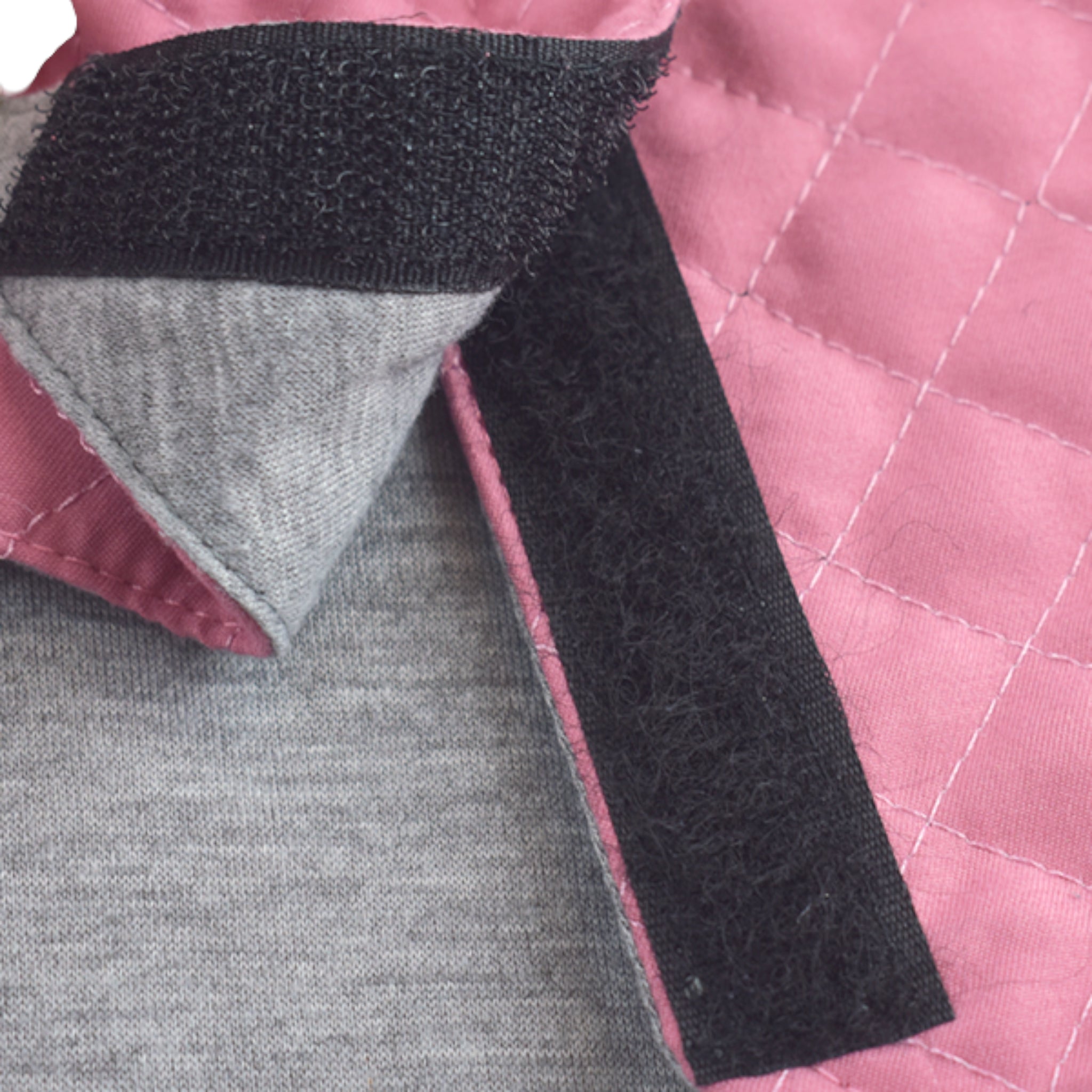 acercamiento al ajuste de velcro del chaleco