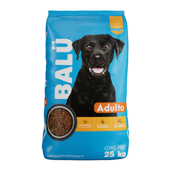 Saco de alimento Balú Adulto de 25 kg con imagen de un perro labrador negro, destacando nutrición de calidad a precio justo.