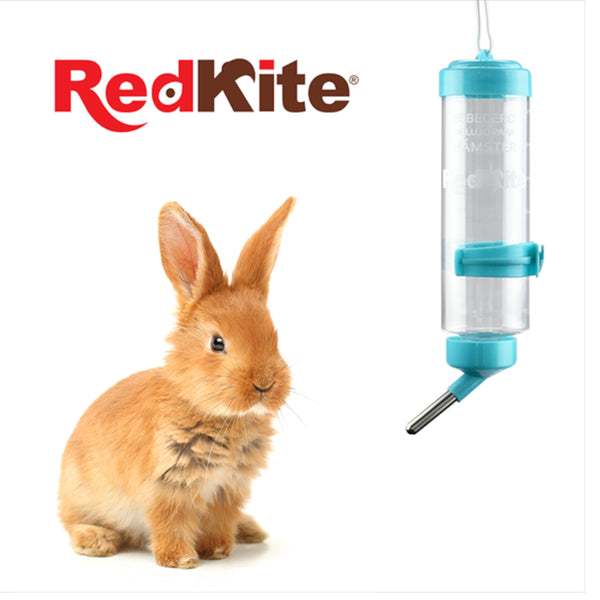 Bebedero de lujo RedKite instalado junto a un conejo pequeño, mostrando su uso ideal para pequeños mamíferos y roedores.