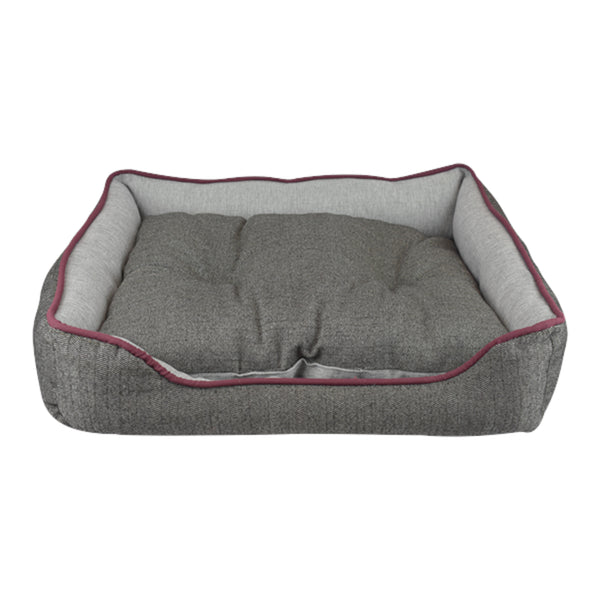Cama para perro modelo Chesney de Fancy Pets en color gris con vivos color guinda, destacando su diseño acogedor y tamaño mediano.