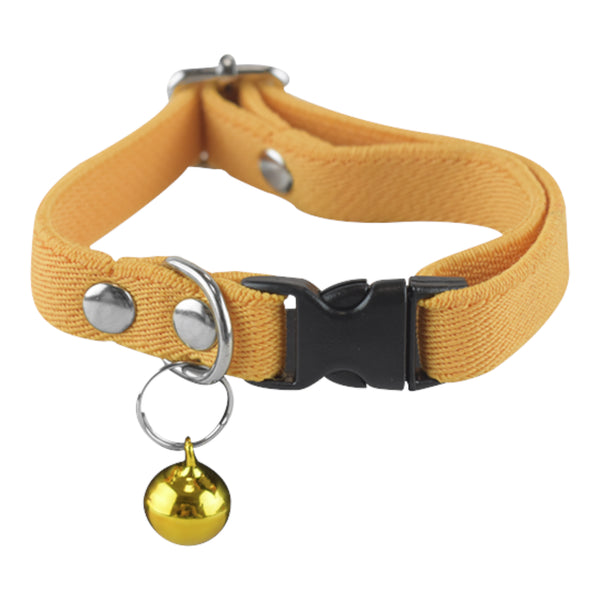 Collar elástico amarillo mostaza para gato con argolla metálica para placa de identificación, resistente y cómodo para uso diario.
