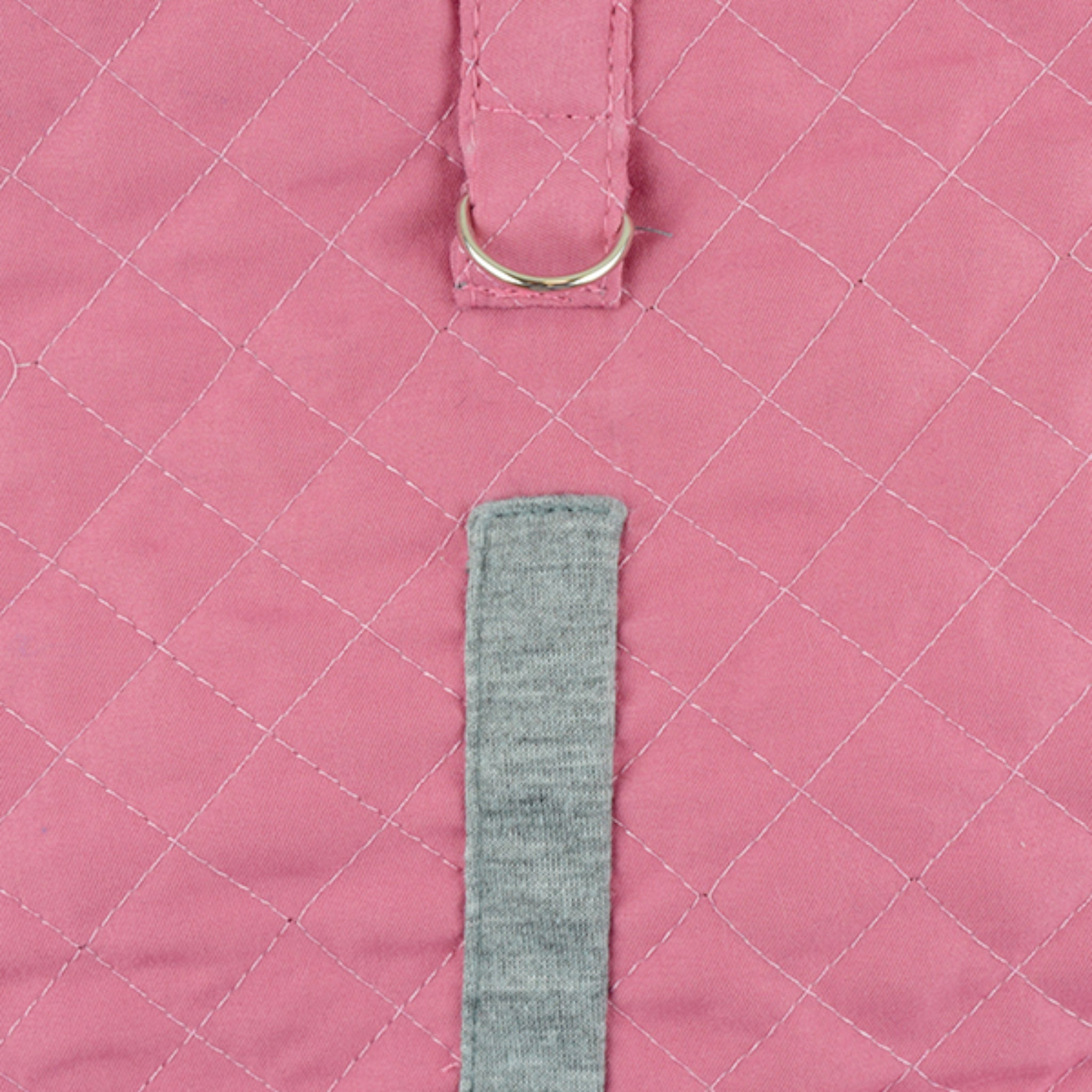 Acercamiento al material acolchado del chaleco Tammy color rosa, y a la argolla para la correa