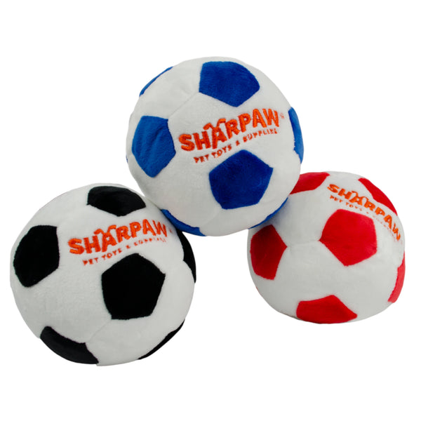 Pelota de peluche en forma de balón de fútbol para perros con chirriador incorporado.