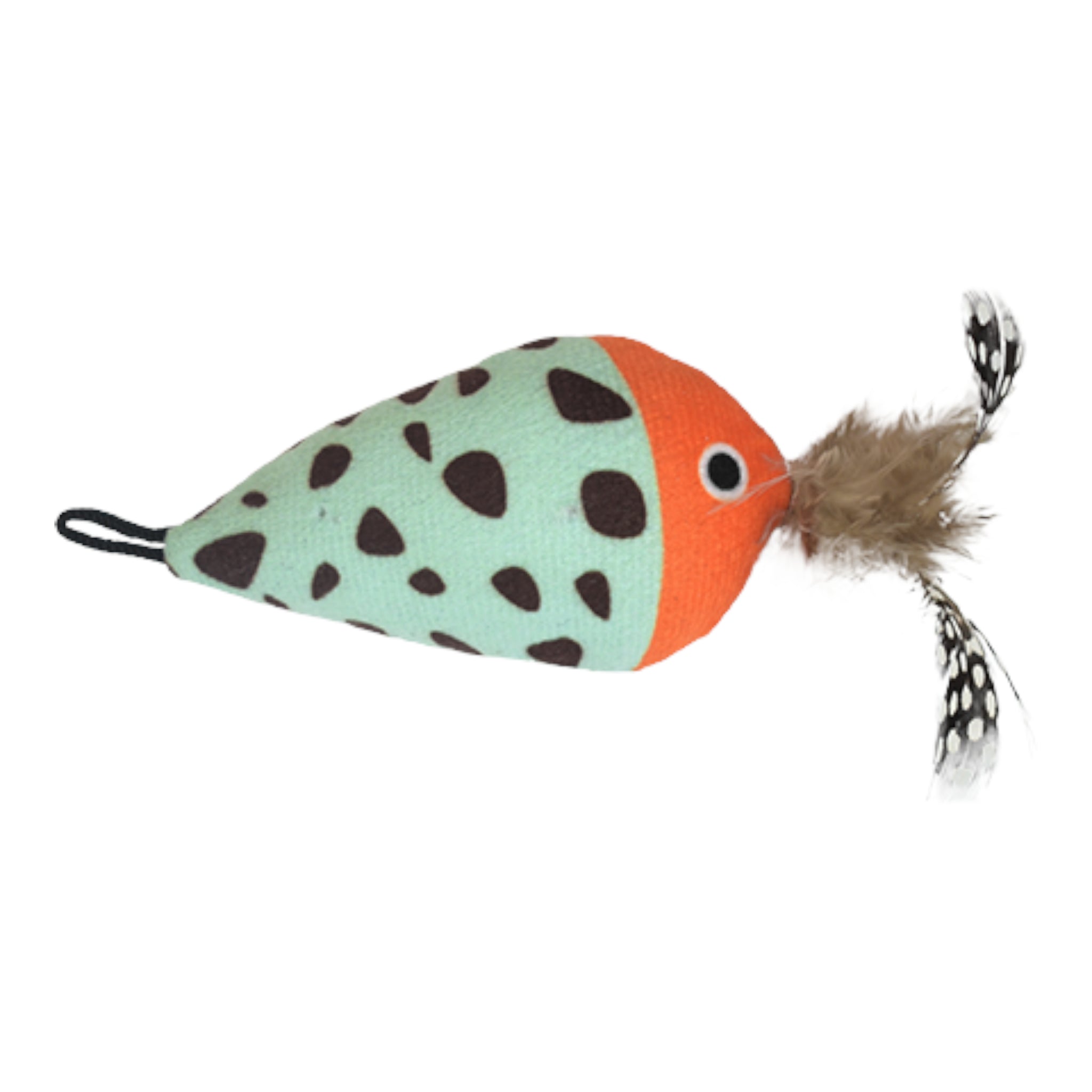Juguete de peluche en forma de pez verde con manchas y plumas naturales, relleno de catnip para gatos.