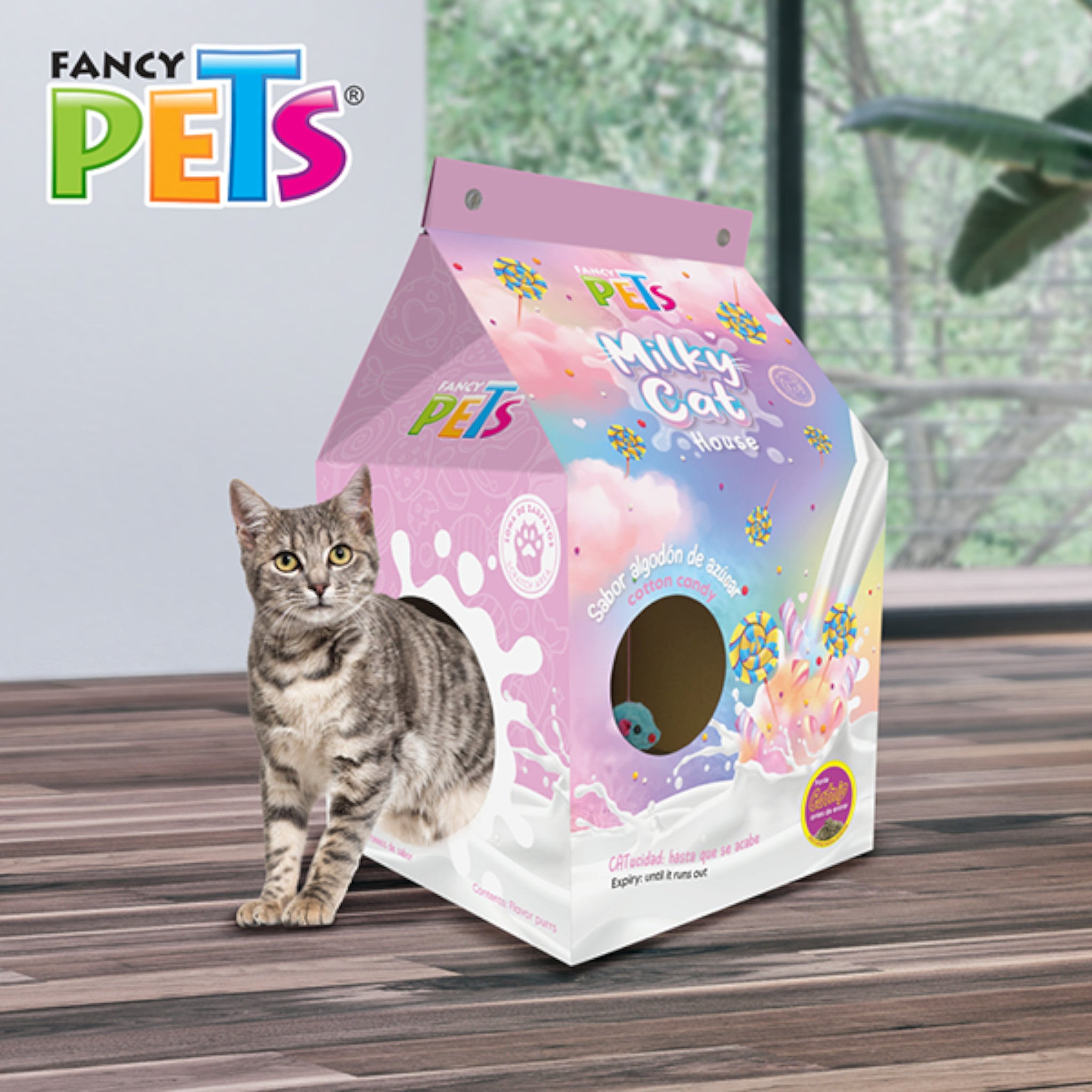 Gato junto a rascador de cartón rosa tipo envase de leche en tamaño real