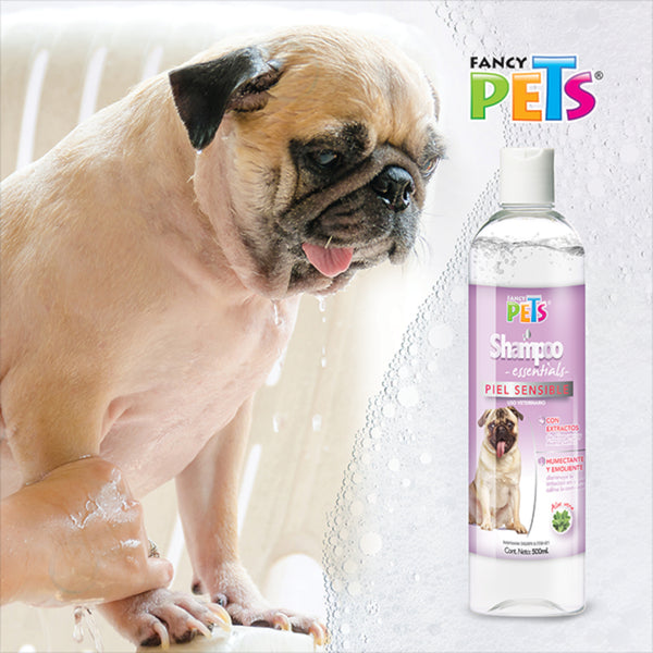 Perro siendo bañado junto al Shampoo Fancy Pets Piel Sensible para piel delicada