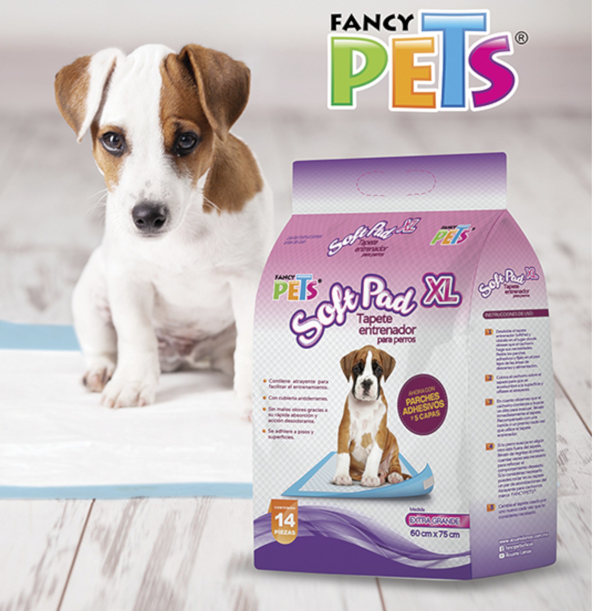 Perro pequeno usando tapete entrenador SoftPad XL para perros dentro de casa